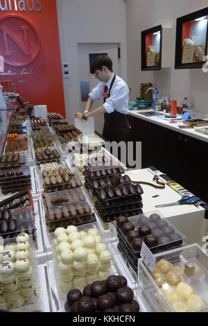 Bonbons dans une chocolaterie de la capitale belge Bruxelles, le 23 juin 2017. La Belgique est célèbre pour ses chocolats. - PAS DE SERVICE DE FIL - photo : Sascha Steinach/dpa-Zentralbild/dpa | utilisation dans le monde entier Banque D'Images