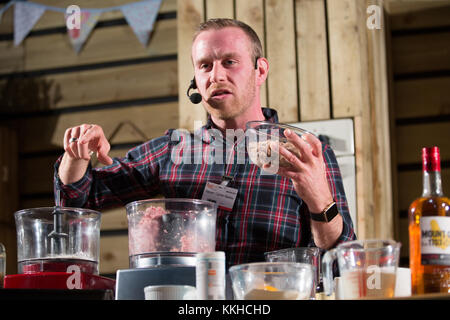 Steven Carter Bailey de cette années Great British Bake Off sur la cuisine d'hiver faire une démo étape cuisson inspiré par la saison d'hiver. Crédit : Steven re/Alamy Live News Banque D'Images