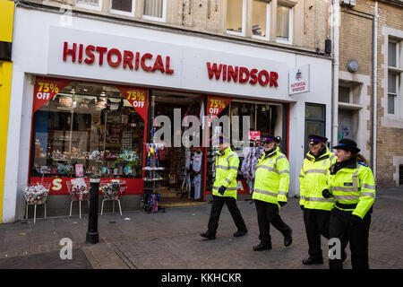 Windsor, Royaume-Uni. 1 décembre, 2017. Les gardes de cérémonie devant une boutique de souvenirs vendant des souvenirs de Windsor et de la famille royale. crédit : mark kerrison/Alamy live news Banque D'Images