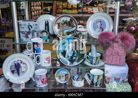 Windsor, Royaume-Uni. 1er décembre 2017. royal souvenirs dans la fenêtre d'une boutique de cadeaux. crédit : mark kerrison/Alamy live news Banque D'Images