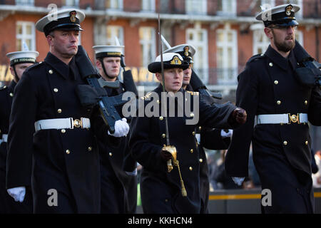 Windsor, Royaume-Uni. 1er décembre 2017. La marine royale effectuer le changement de la garde au château de Windsor, dirigé par le lt cdr nicola Cripps, de Windsor, le premier officier de marine d'être le capitaine de la garde de la Reine au château de Windsor. crédit : mark kerrison/Alamy live news Banque D'Images