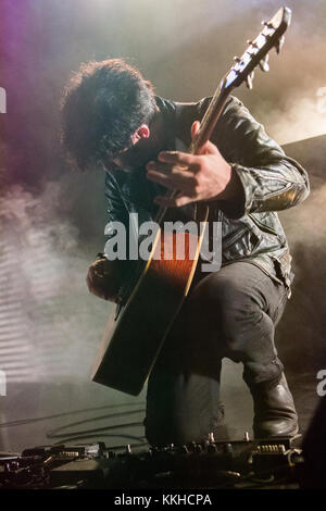 Milan, Italie. 30Th Nov, 2017. Le groupe américain Black Rebel Motorcycle Club effectue sur scène à fabrique au cours de la 'World Tour' 2017/18 Crédit : Rodolfo Sassano/Alamy Live News Banque D'Images