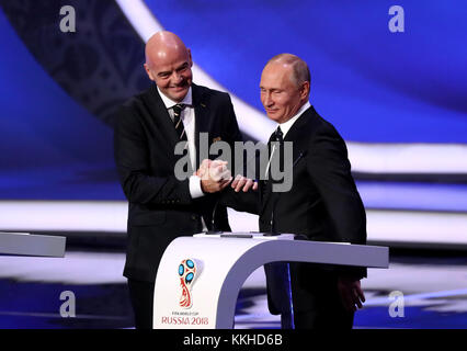 Moscou, Russie. 1er décembre 2017. Le président de la FIFA Gianni Infantino (G) serre la main du président russe Vladimir Poutine après avoir prononcé un discours au début du tirage au sort de la Coupe du monde FIFA 2018, au Palais du Kremlin à Moscou, en Russie, le 1er décembre 2017. Crédit : Christian Charisius/dpa/Alamy Live News Banque D'Images