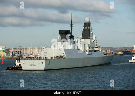 PORTSMOUTH, Angleterre, le 1 décembre 2017. Le HMS DIAMOND un destroyer de type 45 dans son port de Portsmouth. Crédit : David Robinson/Alamy Live News Banque D'Images