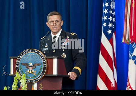 DOCUMENT - le lieutenant-général Michael Flynn prend la parole lors du changement de direction de l'Agence de renseignement de la Défense à la base interarmées Anacostia-Bolling, le 24 juillet 2012. Le lieutenant-général Ronald Burgess Jr. a cédé la direction de la DIA au LtGen Flynn après avoir occupé ce poste depuis 2009. Crédit obligatoire : Erin A. Kirk-Cuomo - DoD via CNP. | utilisation dans le monde entier Banque D'Images