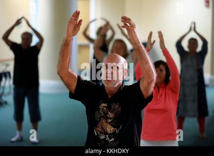 En Floride, aux États-Unis. 1er décembre 2017. Jean Daetwyler dirige un intermédiaires et avancés de Tai Chi au Mandel Bibliothèque publique de West Palm Beach Le Vendredi, Décembre 1, 2017. ''J'essaie d'aborder le corps, l'esprit et l'esprit de ma classe, '' dit-il. ''C'est l'exercice à faible impact, respiration, visualisation, méditation en mouvement et de self défense tout enveloppé dans un.'' Les cours gratuits sont organisés chaque vendredi matin à partir de 10:00 h à 23 h dans l'Auditorium de la bibliothèque. Les dons sont facultatifs. Credit : Bruce R. Bennett/Le Palm Beach Post/ZUMA/Alamy Fil Live News Banque D'Images