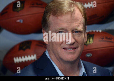 New York, États-Unis. 1 décembre 2017, le commissaire de la NFL Roger Goodell pose une photo lors de la célébration de l'ouverture de la NFL Experience Times Square le 30 novembre 2017 à New York. Crédit: Erik Pendzich/Alay Live News Banque D'Images