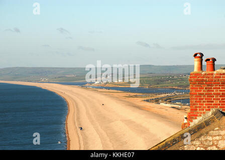 Portland, Dorset. 1 décembre 2017 - les gens profiter du beau plage de Chesil sur le premier jour officiel de l'hiver crédit : Stuart fretwell/Alamy live news Banque D'Images