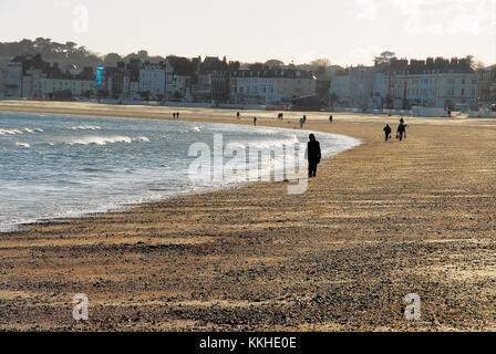 Portland, Dorset. 1 décembre 2017 - les gens profiter du beau plage de Weymouth sur le premier jour officiel de l'hiver crédit : Stuart fretwell/Alamy live news Banque D'Images