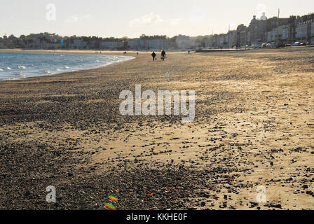 Portland, Dorset. 1 décembre 2017 - les gens profiter du beau plage de Weymouth sur le premier jour officiel de l'hiver crédit : Stuart fretwell/Alamy live news Banque D'Images