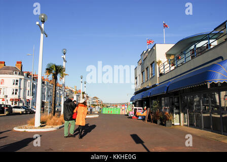 Portland, Dorset. 1 décembre 2017 - les gens profiter du beau plage de Weymouth sur le premier jour officiel de l'hiver crédit : Stuart fretwell/Alamy live news Banque D'Images