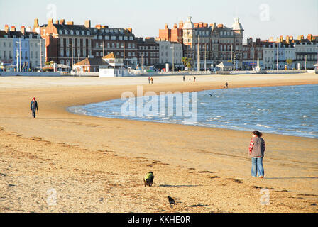 Portland, Dorset. 1 décembre 2017 - les gens profiter du beau plage de Weymouth sur le premier jour officiel de l'hiver crédit : Stuart fretwell/Alamy live news Banque D'Images