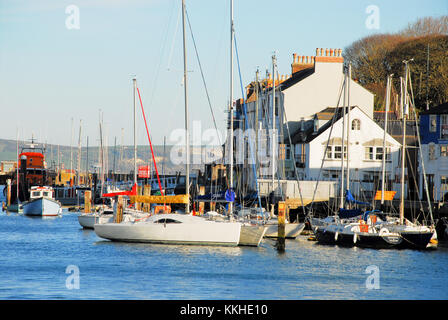 Portland, Dorset. 1 décembre 2017 - les gens profiter du beau port de Weymouth sur le premier jour officiel de l'hiver crédit : Stuart fretwell/Alamy live news Banque D'Images