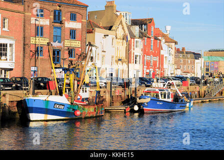 Portland, Dorset. 1 décembre 2017 - les gens profiter du beau port de Weymouth sur le premier jour officiel de l'hiver crédit : Stuart fretwell/Alamy live news Banque D'Images