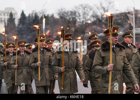 Sibiu, Roumanie - décembre 1, 2017 : grande union day (Journée nationale) en Roumanie - la marche des troupes armées avec des torches à Sibiu, Roumanie, région de Transylvanie : crédit ungureanu vadim/Alamy live news Banque D'Images