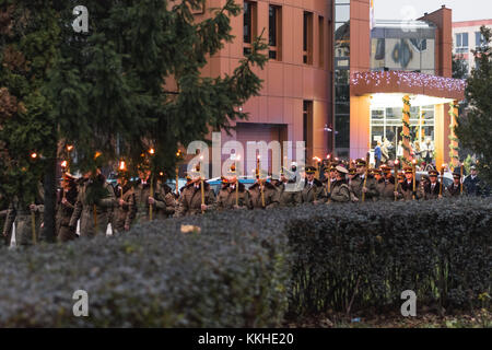 Sibiu, Roumanie - décembre 1, 2017 : grande union day (Journée nationale) en Roumanie - la marche des troupes armées avec des torches à Sibiu, Roumanie, région de Transylvanie : crédit ungureanu vadim/Alamy live news Banque D'Images