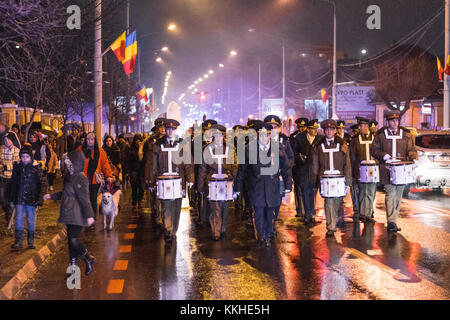 Sibiu, Roumanie - décembre 1, 2017 : grande union day (Journée nationale) en Roumanie - la marche des troupes armées avec des torches à Sibiu, Roumanie, région de Transylvanie : crédit ungureanu vadim/Alamy live news Banque D'Images