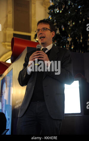 Milan, Italie. 1er décembre 2017. éclairage de l'arbre de Noël swarovski dans la galerie Vittorio Emanuele dans l'image : filippo del Corno : crédit photo indépendant srl/Alamy live news Banque D'Images