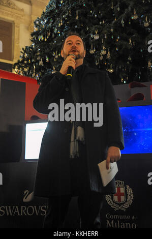 Milan, Italie. 1er décembre 2017. éclairage de l'arbre de Noël swarovski dans la galerie Vittorio Emanuele dans le photo : Michele molon indépendant Crédit : photo agency srl/Alamy live news Banque D'Images