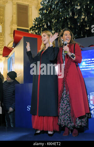 Milan, Italie. 1er décembre 2017. éclairage de l'arbre de Noël swarovski dans la galerie Vittorio Emanuele dans l'image : chiara ferragni, fiona swarovski : crédit photo indépendant srl/Alamy live news Banque D'Images