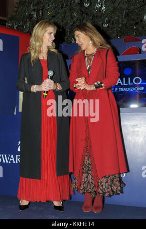 Milan, Italie. 1er décembre 2017. éclairage de l'arbre de Noël swarovski dans la galerie Vittorio Emanuele dans l'image : chiara ferragni, fiona swarovski : crédit photo indépendant srl/Alamy live news Banque D'Images