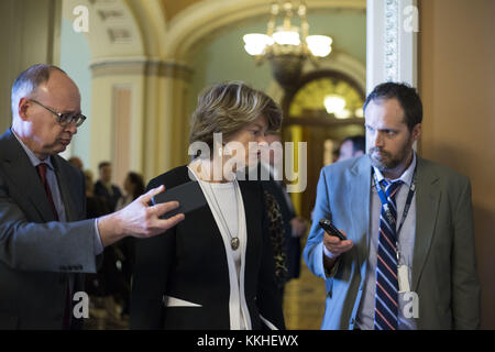 Washington, district de Columbia, Etats-Unis. 1er décembre 2017. Sénateur des États-Unis Lisa Murkowski (républicain de l'alaska) parle avec des journalistes à l'extérieur de la chambre du Sénat dans le Capitole à Washington, DC le vendredi, Décembre 1, 2017. crédit : alex edelman/cnp crédit : alex edelman/cnp/zuma/Alamy fil live news Banque D'Images