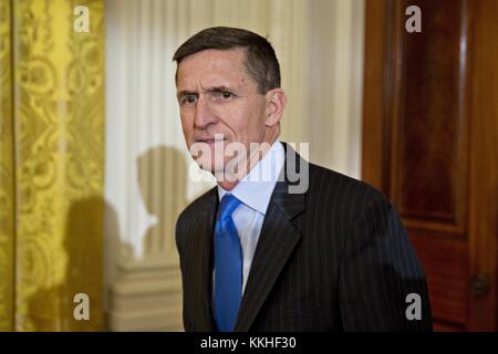 Fichier. 1er décembre 2017. L'ancien conseiller à la sécurité nationale des États-Unis MICHAEL FLYNN a plaidé coupable d'avoir menti au Federal Bureau of investigation concernant ses contacts inappropriés avec la Russie. PHOTO : 22 janvier 2017 - Washington, District of Columbia, États-Unis - le lieutenant-général à la retraite Michael Flynn, conseiller à la sécurité nationale des États-Unis, assiste à une cérémonie de prestation de serment des cadres supérieurs de la Maison Blanche dans la salle est de la Maison Blanche. Crédit : CNP/ZUMA Wire/ZUMAPRESS.com/Alamy Live News Banque D'Images