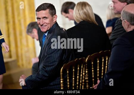 Fichier. 1er décembre 2017. ancien conseiller à la sécurité nationale américain Michael Flynn a plaidé coupable de mentir à la Federal Bureau of Investigation concernant ses contacts avec la Russie incorrecte. photo : 22 janvier 2017 - Washington, district of columbia, us - Le lieutenant-général à la retraite Michael Flynn, conseiller à la sécurité nationale américaine, participe à une cérémonie de hauts fonctionnaires de la maison blanche dans l'east room de la maison blanche. crédit : cnp/zuma/zumapress.com/alamy fil live news Banque D'Images