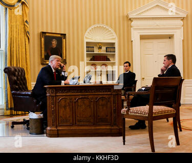 Fichier. 1er décembre 2017. L'ancien conseiller à la sécurité nationale des États-Unis MICHAEL FLYNN a plaidé coupable d'avoir menti au Federal Bureau of investigation concernant ses contacts inappropriés avec la Russie. PHOTO : 29 janvier 2017 - Washington, District of Columbia, États-Unis - le président américain Donald Trump s'entretient avec le roi d'Arabie Saoudite, Salman bin Abd al-Aziz Al Saud dans le bureau ovale de la Maison Blanche entouré du conseiller principal du président Jared Kushner (C), et du conseiller à la sécurité Michael Flynn (R), 29 janvier 2017, Washington, DC crédit : Aude Guerrucci/CNP/ZUMA Wire/ZUMAPRESS.com/Alamy Live News Banque D'Images