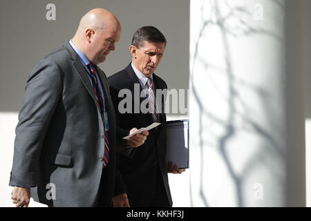 Fichier. 1er décembre 2017. L'ancien conseiller à la sécurité nationale des États-Unis MICHAEL FLYNN a plaidé coupable d'avoir menti au Federal Bureau of investigation concernant ses contacts inappropriés avec la Russie. PHOTO : 10 février 2017 - Washington, District of Columbia, États-Unis d'Amérique - Michael Flynn, conseiller à la sécurité nationale de la Maison Blanche, descend la Colonnade de l'aile ouest à la suite d'une réunion bilatérale entre le président américain Donald Trump et le premier ministre japonais Shinzo Abe le 10 février 2017 à Washington DC. Trump et Abe devraient discuter de nombreuses questions, y compris les liens commerciaux et de sécurité et W. Banque D'Images