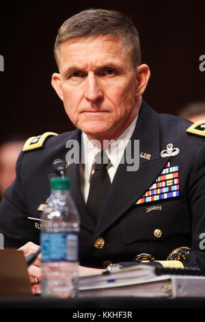 Fichier. 1er décembre 2017. L'ancien conseiller à la sécurité nationale des États-Unis MICHAEL FLYNN a plaidé coupable d'avoir menti au Federal Bureau of investigation concernant ses contacts inappropriés avec la Russie. PHOTO : Jan. 29, 2014 - Washington, DC, États-Unis - Defense Intelligence Agency Director Lt. Gen. MICHAEL FLYNN témoigne devant l'audience du Comité du renseignement du Sénat sur ''les menaces actuelles et projetées contre la sécurité nationale contre les États-Unis. Crédit : James Berglie/ZUMAPRESS.com/Alamy Live News Banque D'Images