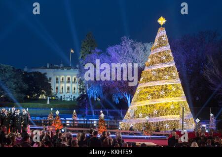 Washington, États-Unis d'Amérique. 06Th dec 2017. l'arbre de Noël national américain est allumé après que le président Donald Trump renversé le commutateur pendant l'événement annuel sur l'ellipse 30 novembre 2017 à Washington, DC. crédit : planetpix/Alamy live news Banque D'Images