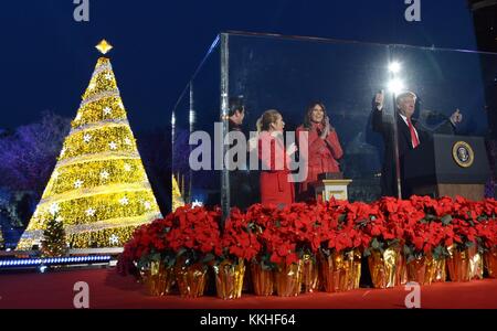 Washington, États-Unis d'Amérique. 30 novembre 2017. Le président américain Donald Trump et la première dame Melania Trump se tiennent derrière un verre pare-balles alors qu’ils allument l’arbre de Noël national sur l’ellipse le 30 novembre 2017 à Washington, DC. Crédit : Planetpix/Alamy Live News Banque D'Images