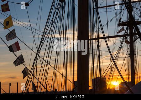 Portsmouth, Hampshire, Royaume-Uni. 1er décembre 2017. Magnifique coucher de soleil d'hiver au chantier naval historique de Portsmouth, Portsmouth tandis que le soleil se couche derrière le navire HMS Warrior Credit: Carolyn Jenkins/Alamy Live News Banque D'Images