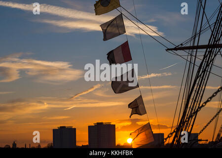 Portsmouth, Hampshire, Royaume-Uni. 1er décembre 2017. Magnifique coucher de soleil d'hiver au chantier naval historique de Portsmouth, Portsmouth tandis que le soleil se couche derrière le navire HMS Warrior avec les gratte-ciel de Gosport au loin. Crédit : Carolyn Jenkins/Alay Live News Banque D'Images