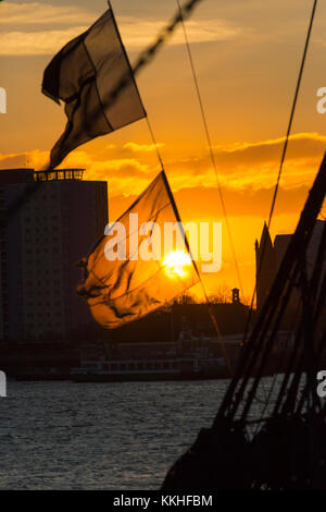 Portsmouth, Hampshire, Royaume-Uni. 1er décembre 2017. Magnifique coucher de soleil d'hiver au chantier naval historique de Portsmouth, Portsmouth tandis que le soleil se couche derrière le navire HMS Warrior avec les gratte-ciel de Gosport au loin. Crédit : Carolyn Jenkins/Alay Live News Banque D'Images