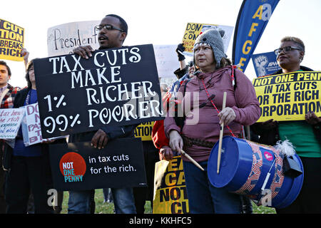 Washington, États-Unis. 30 novembre 2017. Des manifestants tiennent des pancartes lors du rassemblement d'obstruction populaire contre le projet de loi fiscal républicain devant le Capitole des États-Unis le 30 novembre 2017 à Washington, DC. (Photo du Sénat américain photo via crédit : Planetpix/Alamy Live News Banque D'Images