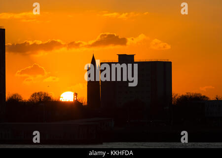 Portsmouth, Hampshire, Royaume-Uni. 1er décembre 2017. Magnifique coucher de soleil d'hiver depuis le chantier naval historique de Portsmouth, Portsmouth surplombant le port avec le soleil se coucher derrière la ligne d'horizon de Gosport. Crédit : Carolyn Jenkins/Alay Live News Banque D'Images