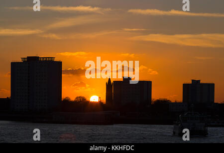 Portsmouth, Hampshire, Royaume-Uni. 1er décembre 2017. Magnifique coucher de soleil d'hiver depuis le chantier naval historique de Portsmouth, Portsmouth surplombant le port avec le soleil se coucher derrière la ligne d'horizon de Gosport. Crédit : Carolyn Jenkins/Alay Live News Banque D'Images