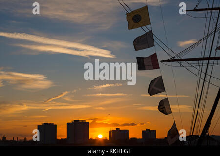 Portsmouth, Hampshire, Royaume-Uni. 1er décembre 2017. Magnifique coucher de soleil d'hiver au chantier naval historique de Portsmouth, Portsmouth tandis que le soleil se couche derrière le navire HMS Warrior avec les gratte-ciel de Gosport au loin. Crédit : Carolyn Jenkins/Alay Live News Banque D'Images