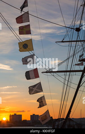 Portsmouth, Hampshire, Royaume-Uni. 1er décembre 2017. Magnifique coucher de soleil d'hiver au chantier naval historique de Portsmouth, Portsmouth tandis que le soleil se couche derrière le navire HMS Warrior avec les gratte-ciel de Gosport au loin. Crédit : Carolyn Jenkins/Alay Live News Banque D'Images