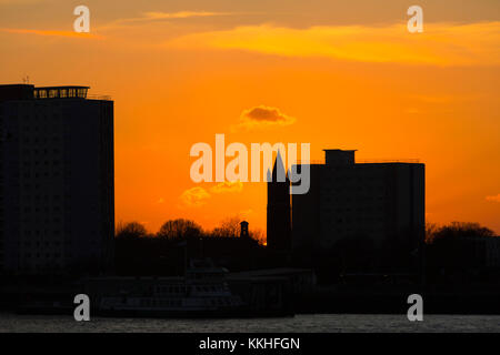 Portsmouth, Hampshire, Royaume-Uni. 1er décembre 2017. Magnifique coucher de soleil d'hiver depuis le chantier naval historique de Portsmouth, Portsmouth surplombant le port avec le soleil se coucher derrière la ligne d'horizon de Gosport. Crédit : Carolyn Jenkins/Alay Live News Banque D'Images