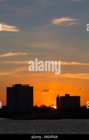 Portsmouth, Hampshire, Royaume-Uni. 1er décembre 2017. Magnifique coucher de soleil d'hiver depuis le chantier naval historique de Portsmouth, Portsmouth surplombant le port avec le soleil se coucher derrière la ligne d'horizon de Gosport. Crédit : Carolyn Jenkins/Alay Live News Banque D'Images