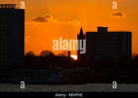 Portsmouth, Hampshire, Royaume-Uni. 1er décembre 2017. Magnifique coucher de soleil d'hiver depuis le chantier naval historique de Portsmouth, Portsmouth surplombant le port avec le soleil se coucher derrière la ligne d'horizon de Gosport. Crédit : Carolyn Jenkins/Alay Live News Banque D'Images