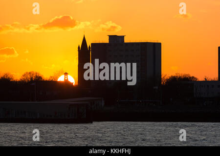 Portsmouth, Hampshire, Royaume-Uni. 1er décembre 2017. Magnifique coucher de soleil d'hiver depuis le chantier naval historique de Portsmouth, Portsmouth surplombant le port avec le soleil se coucher derrière la ligne d'horizon de Gosport. Crédit : Carolyn Jenkins/Alay Live News Banque D'Images