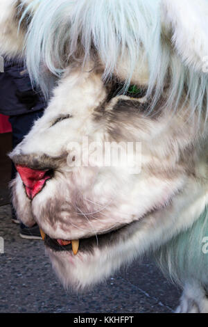 Portsmouth, Hampshire, Royaume-Uni. 1er décembre 2017. La foule visiter le Festival victorien de Noël à Portsmouth Historic Dockyard pour le divertissement, des personnages habillés en jours vieux et le marché de Noël. Claude la marionnette géante lion Banque D'Images