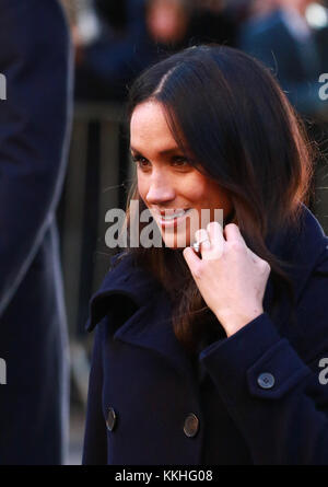 Nottingham, Royaume-Uni. 06Th Dec 2017. Meghan Markle avec sa bague de fiançailles. Son Altesse Royale le prince Harry (Pays de Galles) et Meghan Markle sur leur premier engagement officiel ensemble, depuis l'annonce de leur engagement au début de la semaine. Ils ont commencé leur visite au Musée national de justice, avant de se rendre à pied à la Nottingham Contemporary, qui est l'hôte d'un Terrence Higgins Trust World Aids Day charity fair, à Nottingham, Nottinghamshire, le 1 décembre 2017. Crédit : Paul Marriott/Alamy Live News Banque D'Images