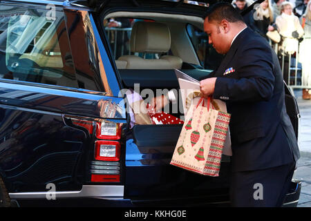 Nottingham, Royaume-Uni. 06Th Dec 2017. Cadeaux pour le couple sont chargés dans leur voiture. Son Altesse Royale le prince Harry (Pays de Galles) et Meghan Markle sur leur premier engagement officiel ensemble, depuis l'annonce de leur engagement au début de la semaine. Ils ont commencé leur visite au Musée national de justice, avant de se rendre à pied à la Nottingham Contemporary, qui est l'hôte d'un Terrence Higgins Trust World Aids Day charity fair, à Nottingham, Nottinghamshire, le 1 décembre 2017. Crédit : Paul Marriott/Alamy Live News Banque D'Images