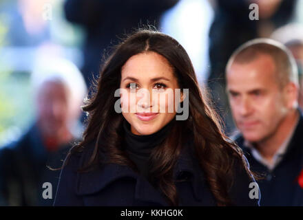 Nottingham, Royaume-Uni. 06Th Dec 2017. Meghan Markle SON ALTESSE ROYALE LE PRINCE Harry (Pays de Galles) et Meghan Markle sur leur premier engagement officiel ensemble, depuis l'annonce de leur engagement au début de la semaine. Ils ont commencé leur visite au Musée national de justice, avant de se rendre à pied à la Nottingham Contemporary, qui est l'hôte d'un Terrence Higgins Trust World Aids Day charity fair, à Nottingham, Nottinghamshire, le 1 décembre 2017. Crédit : Paul Marriott/Alamy Live News Banque D'Images