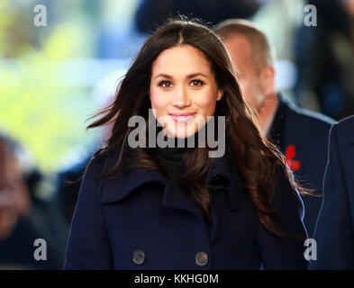 Nottingham, Royaume-Uni. 06Th Dec 2017. Meghan Markle SON ALTESSE ROYALE LE PRINCE Harry (Pays de Galles) et Meghan Markle sur leur premier engagement officiel ensemble, depuis l'annonce de leur engagement au début de la semaine. Ils ont commencé leur visite au Musée national de justice, avant de se rendre à pied à la Nottingham Contemporary, qui est l'hôte d'un Terrence Higgins Trust World Aids Day charity fair, à Nottingham, Nottinghamshire, le 1 décembre 2017. Crédit : Paul Marriott/Alamy Live News Banque D'Images